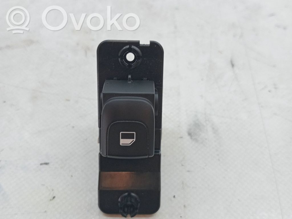 Electric window control switch   93590H8000
