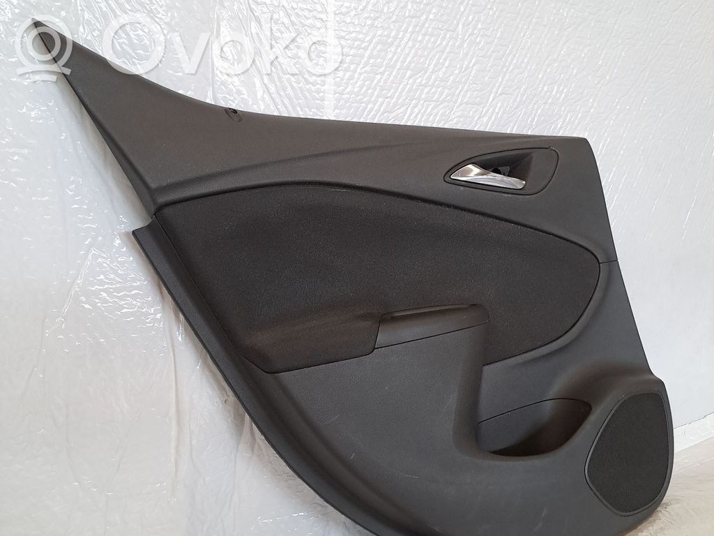 Opel Astra K Takaoven verhoilu