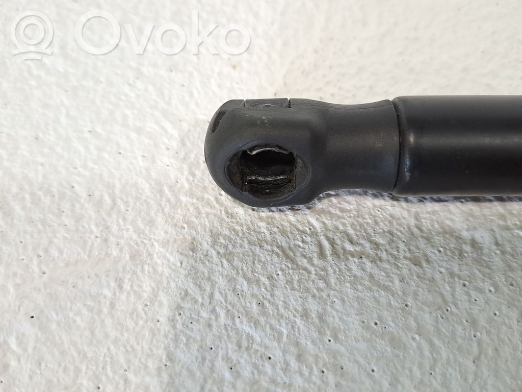 Siłownik maski przedniej   8P0823359