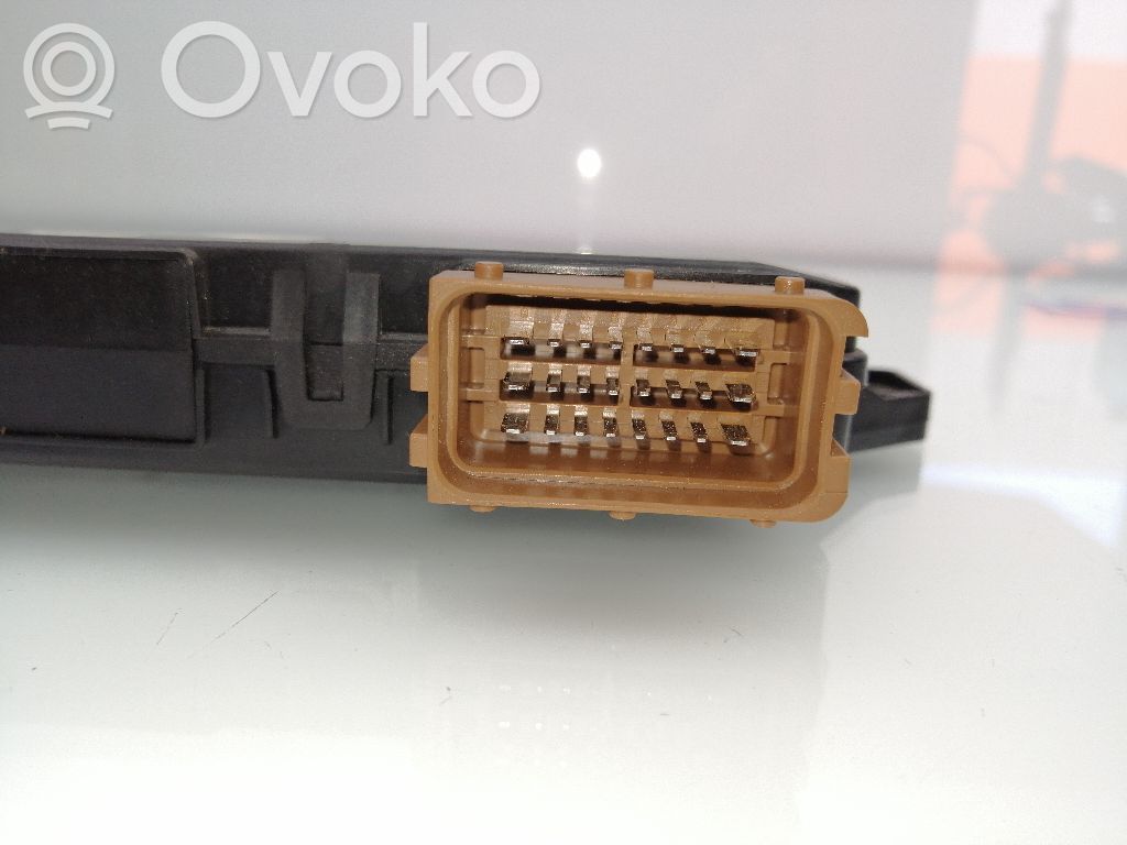 Unidad de control/módulo de carrocería central   60684088