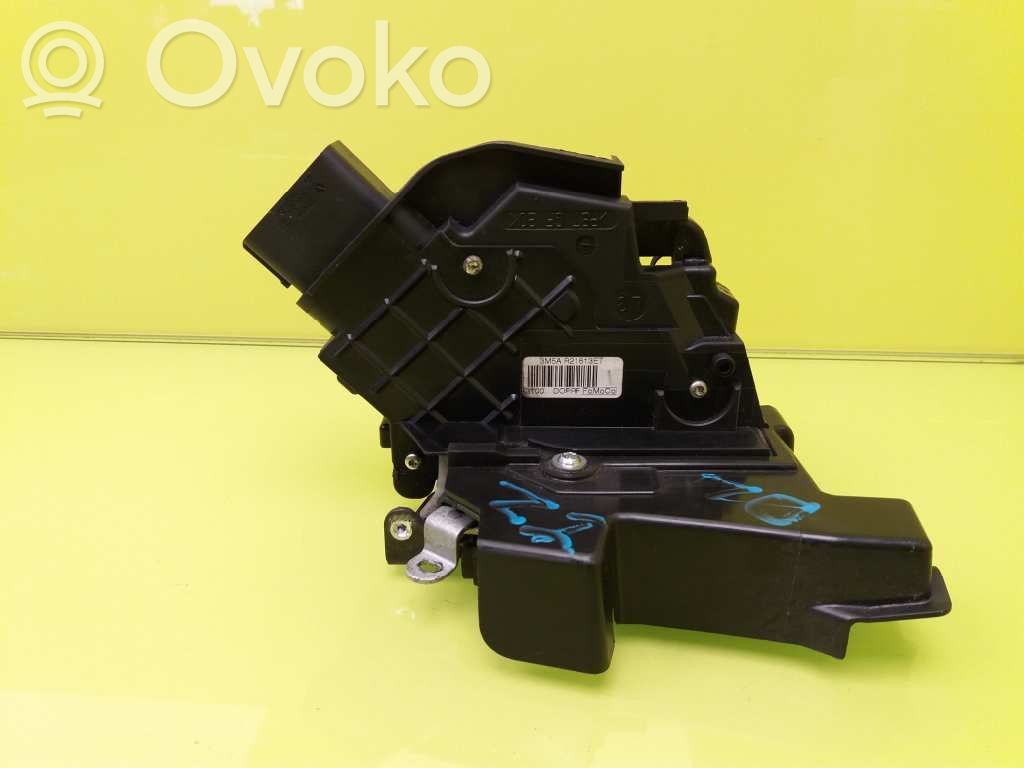 Priekšpusē slēdzene   3M5AR21813T