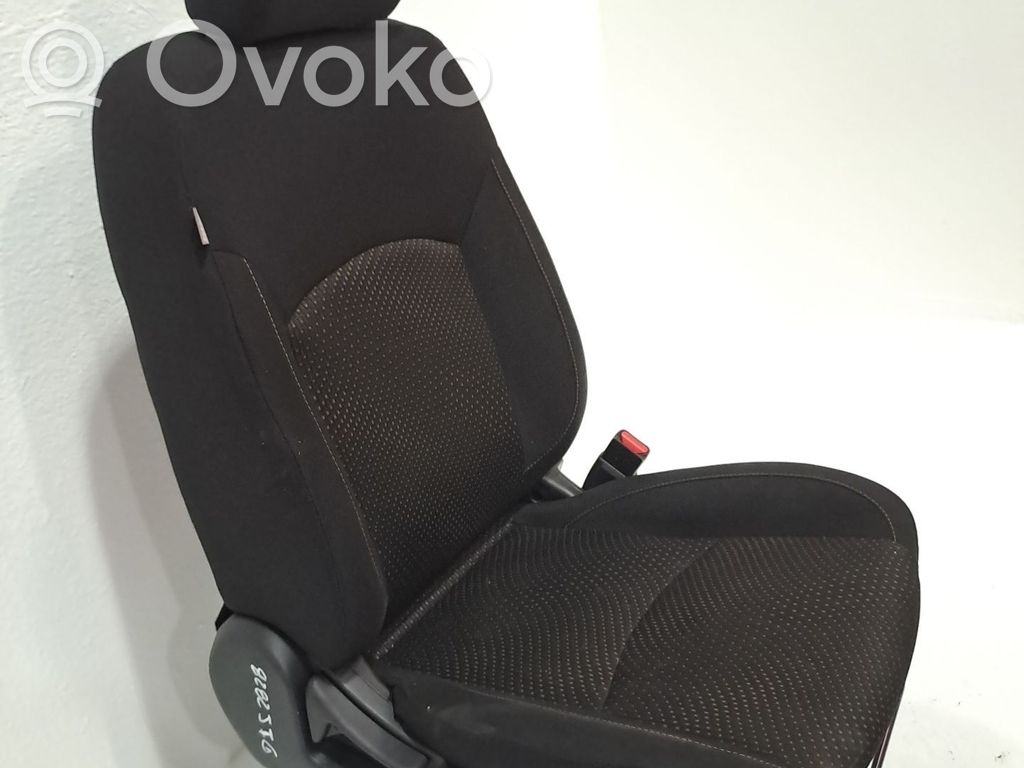 Etumatkustajan istuin   6901B952XB