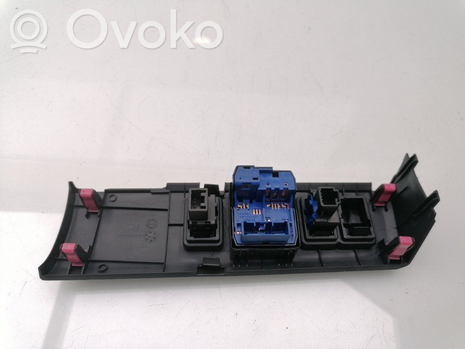 Toyota Avensis T270 Pulsanti/interruttori sul volante 