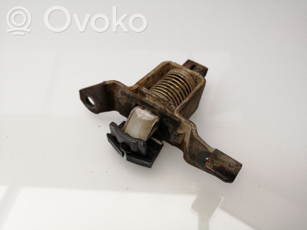 Nissan PickUp Y720 Zamek klapy tylnej bagażnika 