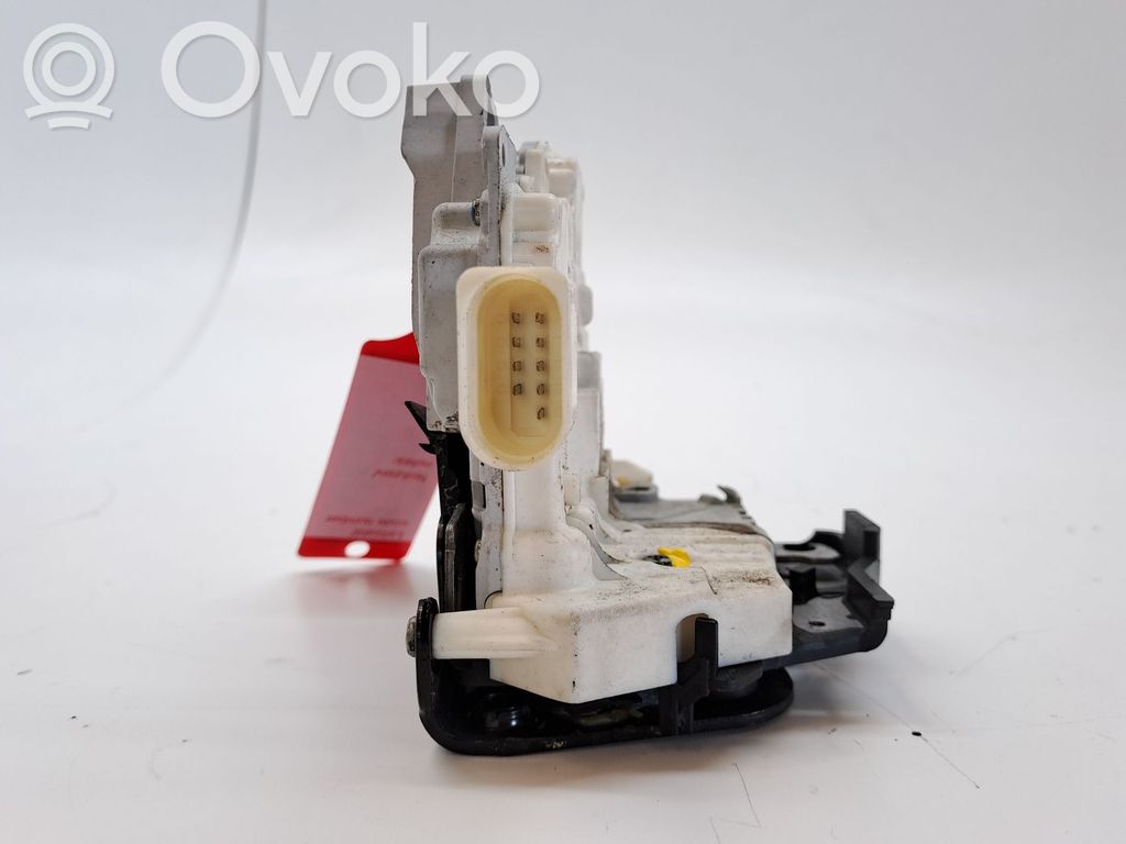 Zamek drzwi przednich   8E1837015AA