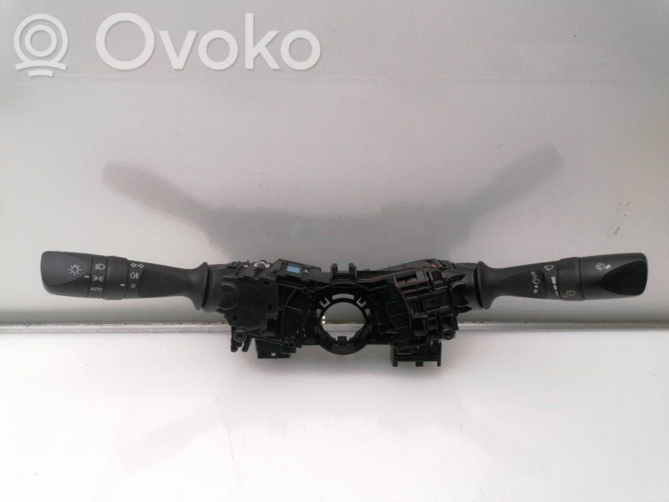 Toyota Hilux (AN120, AN130) Butoane/comutatoare pe volan 