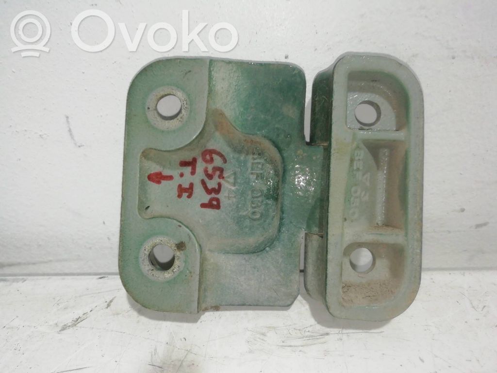 Front door lower hinge   BEF030
