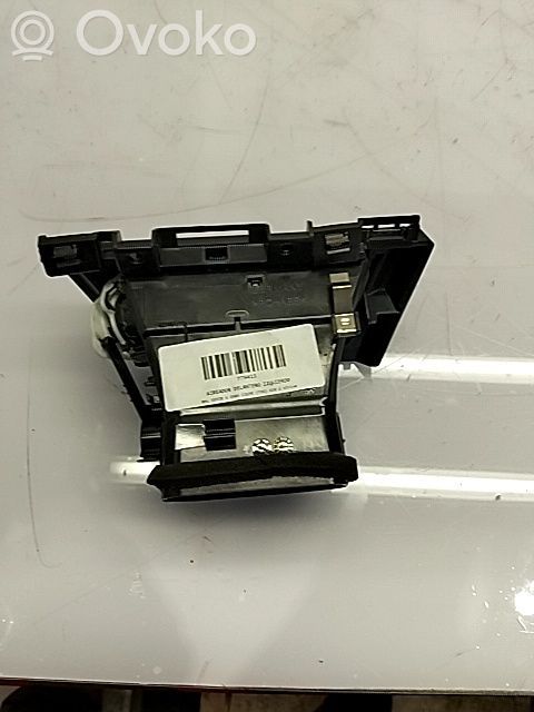 BMW 4 F32 F33 Lango oro grotelės 