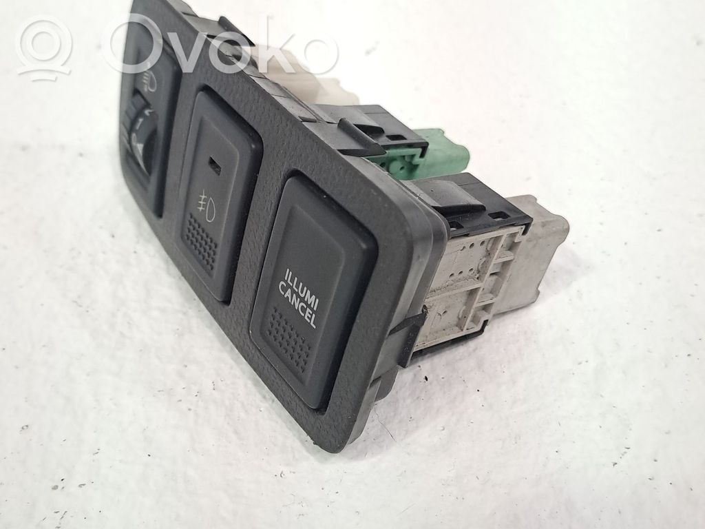 Boutons / interrupteurs volant   3518051KA0,3727062JA0,3728562JA0