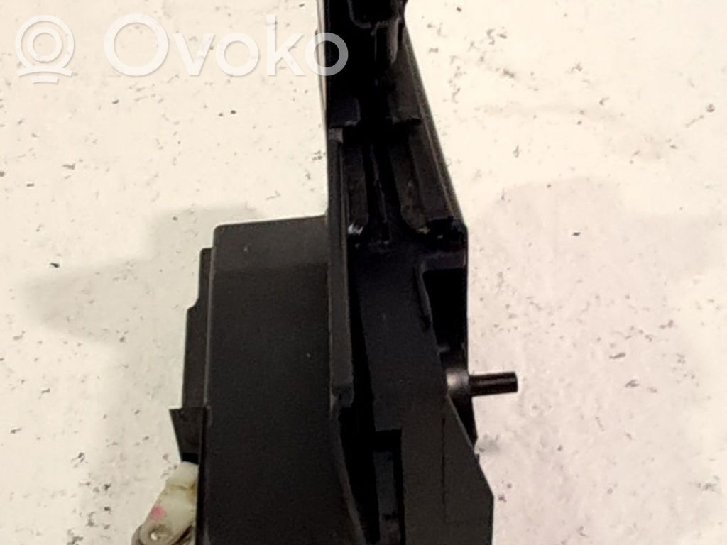 Cerradura de puerta trasera   825022281R