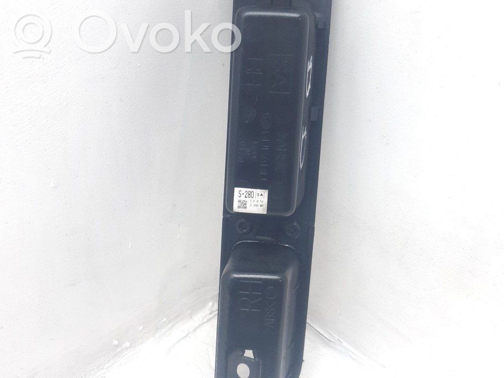Electric window control switch   83071SA160