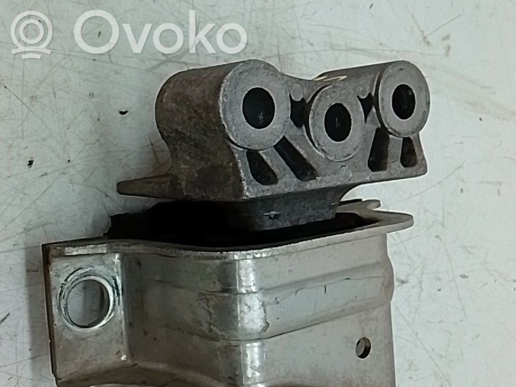 Soporte de montaje del motor   1637131080