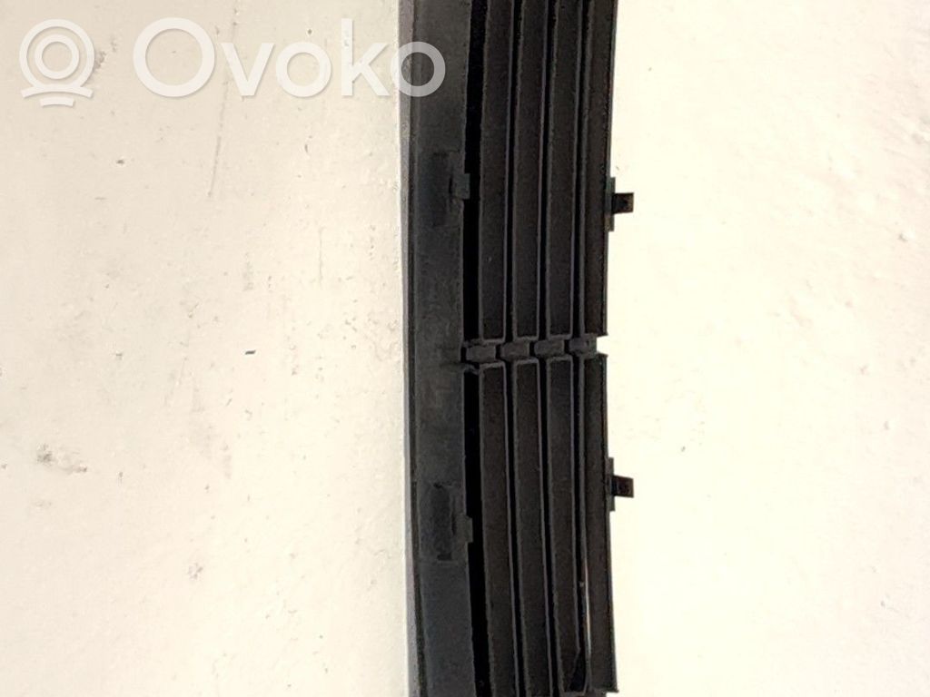 Grilă față   6L0853667A9B9