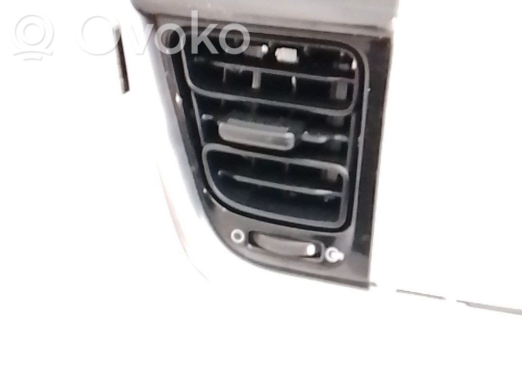KIA Stonic Dysze / Kratki środkowego nawiewu deski rozdzielczej 