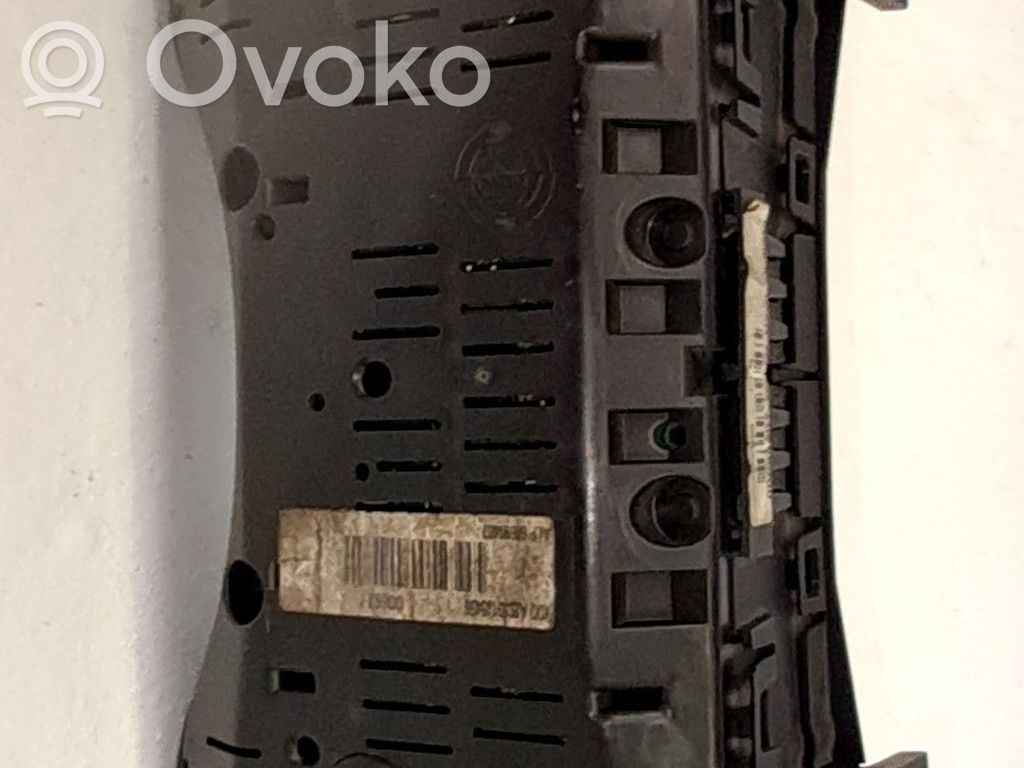 Geschwindigkeitsmesser Cockpit   60699407