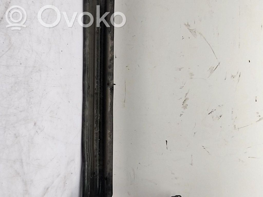 Takapuskurin poikittaistuki   51117255121