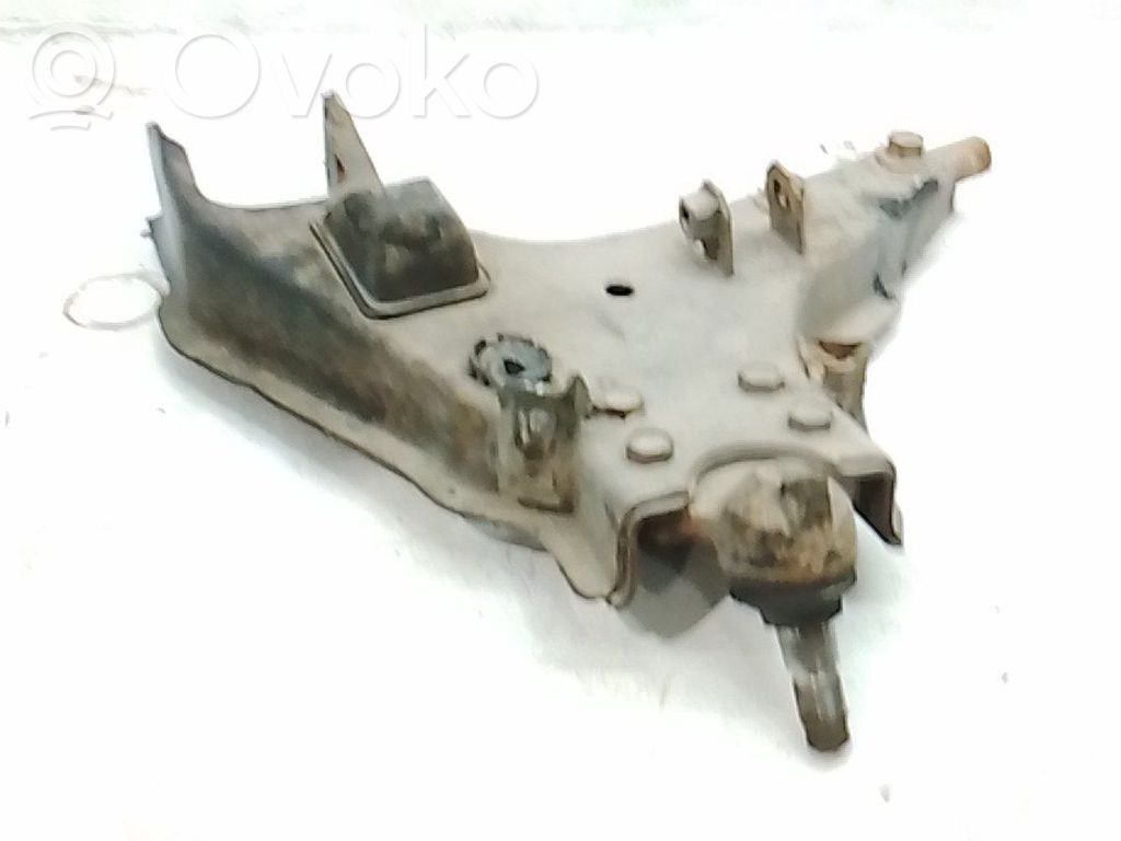 Nissan Terrano Basculă inferioară față 