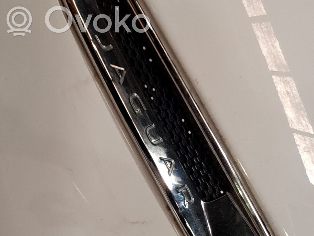 Jaguar XF Etulokasuojan reuna