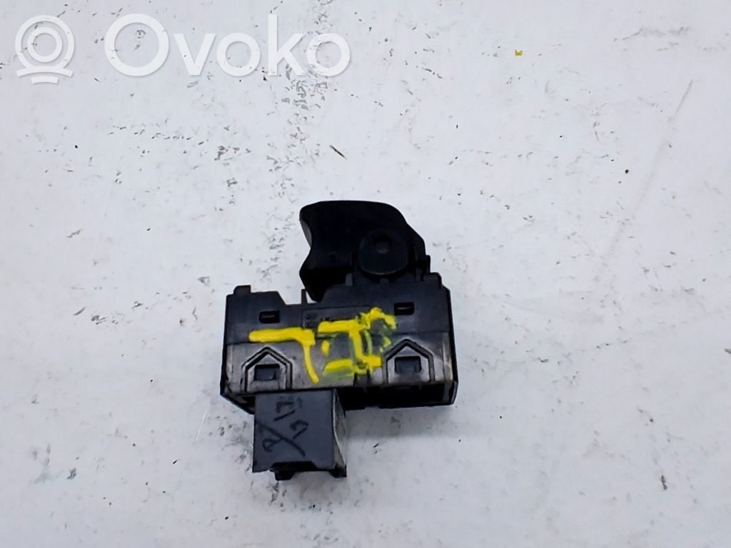Hyundai i20 Active Interrupteur commade lève-vitre 
