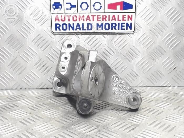 Audi Q7 4L Engine mount bracket 