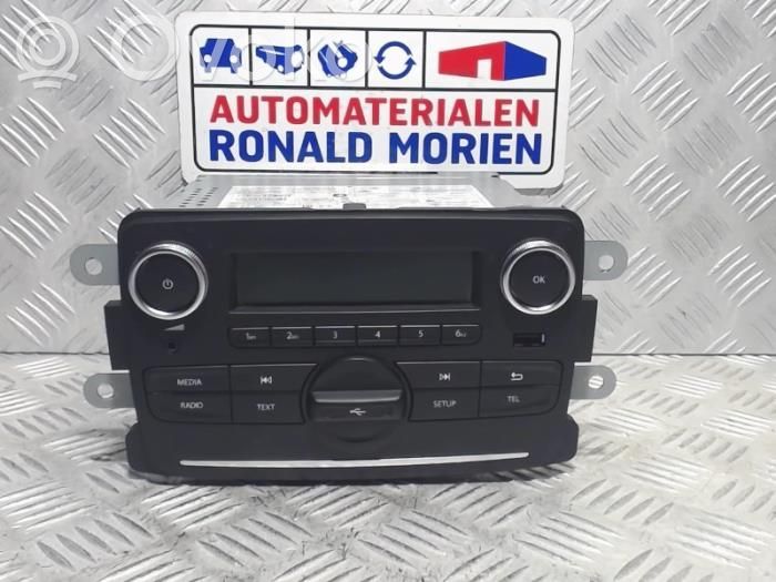 Dacia Sandero Radio/CD/DVD/GPS head unit 