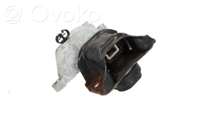 Renault Twingo II Engine mount bracket 