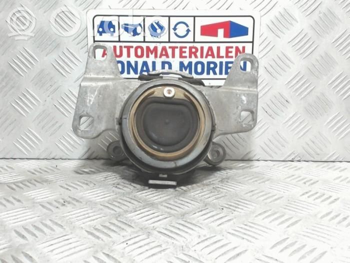 Volvo V40 Engine mount bracket 