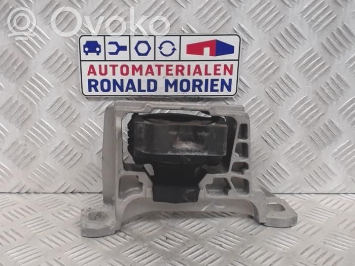 Volvo V40 Engine mount bracket 