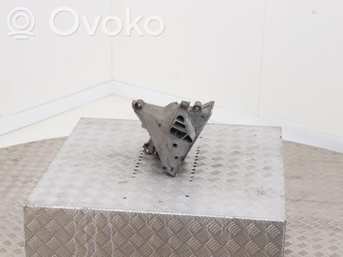 Volkswagen Polo VI Engine mount bracket 