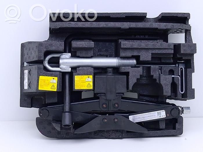 Nissan Interstar Tool set 