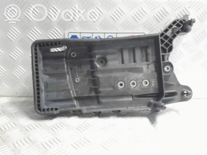 Volkswagen Tiguan Akkulaatikon alusta 
