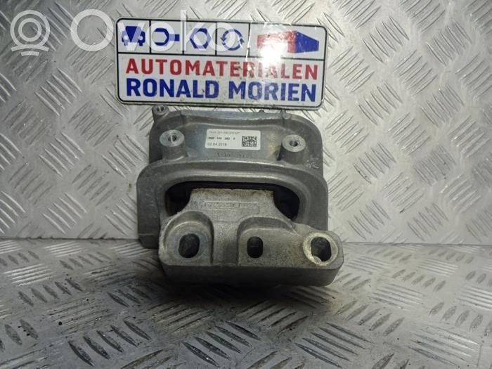 Volkswagen Tiguan Engine mount bracket 