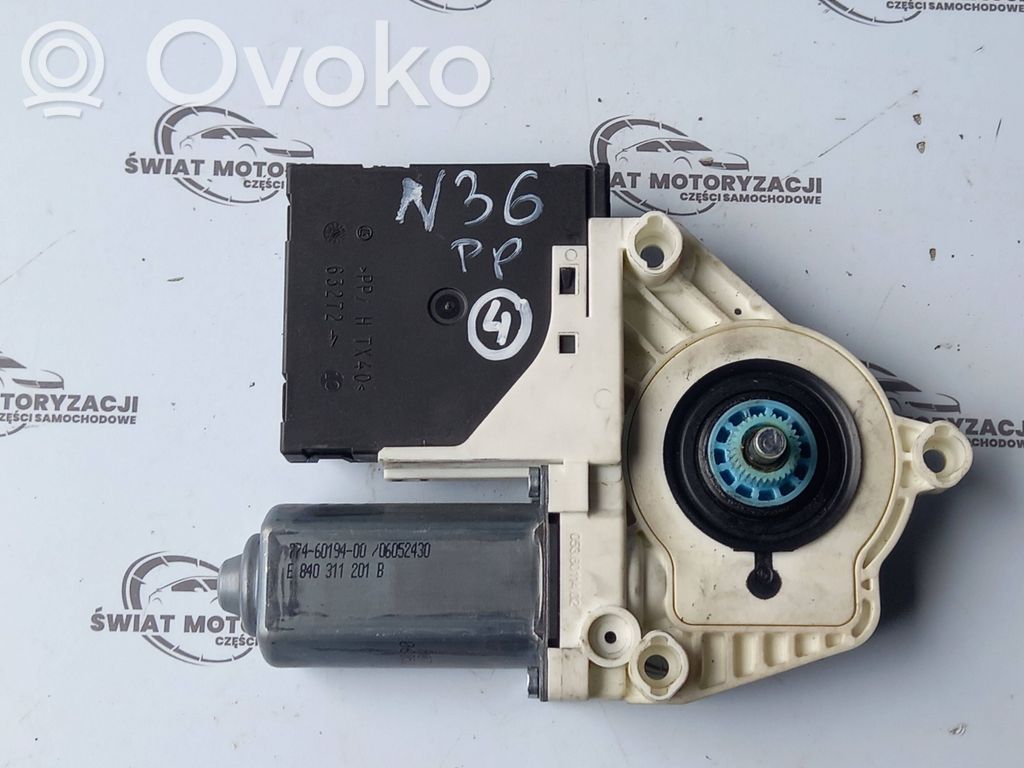 Volkswagen Golf VI Front door window regulator motor 