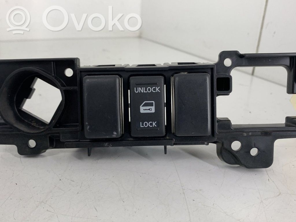 Nissan NV200 Botón interruptor de bloqueo de puertas 