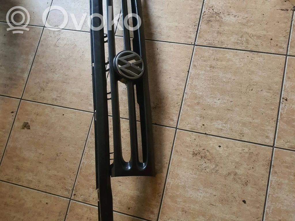 Volkswagen Vento Maskownica / Grill / Atrapa górna chłodnicy 
