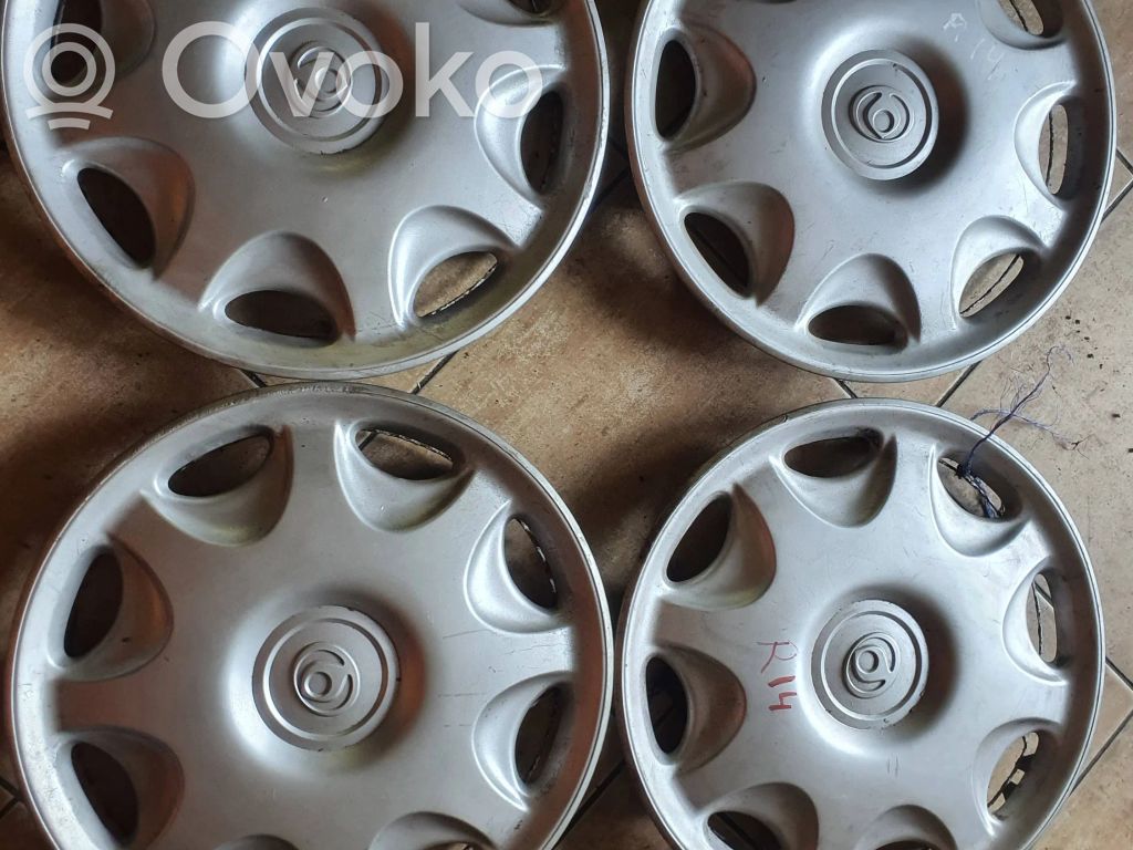 Mazda 323 F R14 wheel hub/cap/trim 
