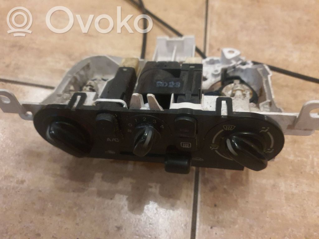Mazda 323 Gaisa kondicioniera / klimata kontroles / salona apsildes vadības bloks (salonā) 