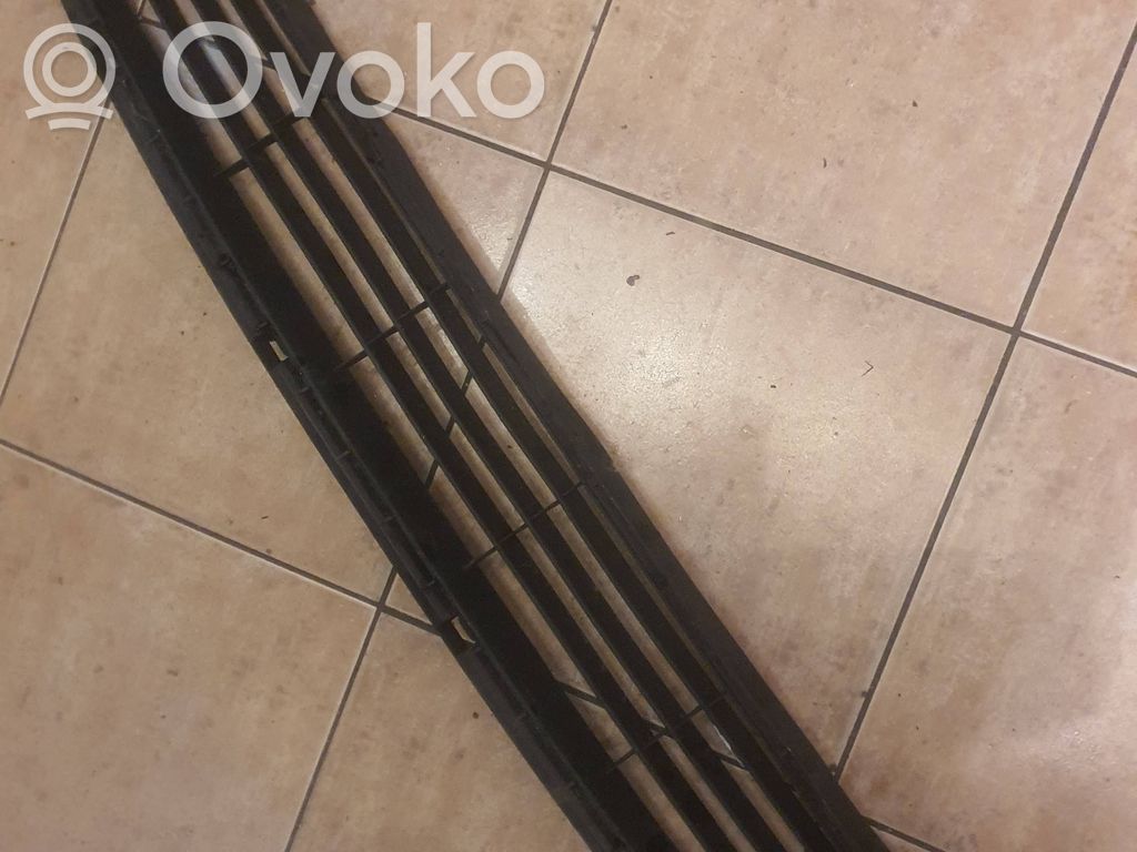 Toyota Avensis T270 Apakšējais režģis (trīsdaļīgs) 