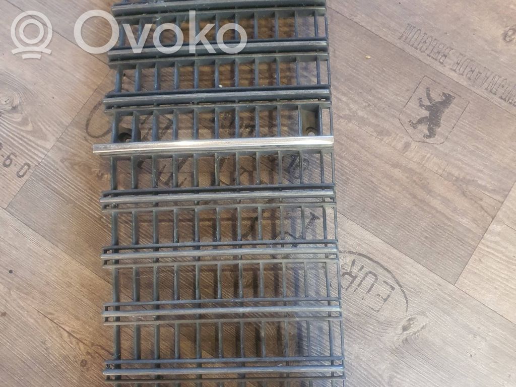 Mazda 818 Grilă radiator față 