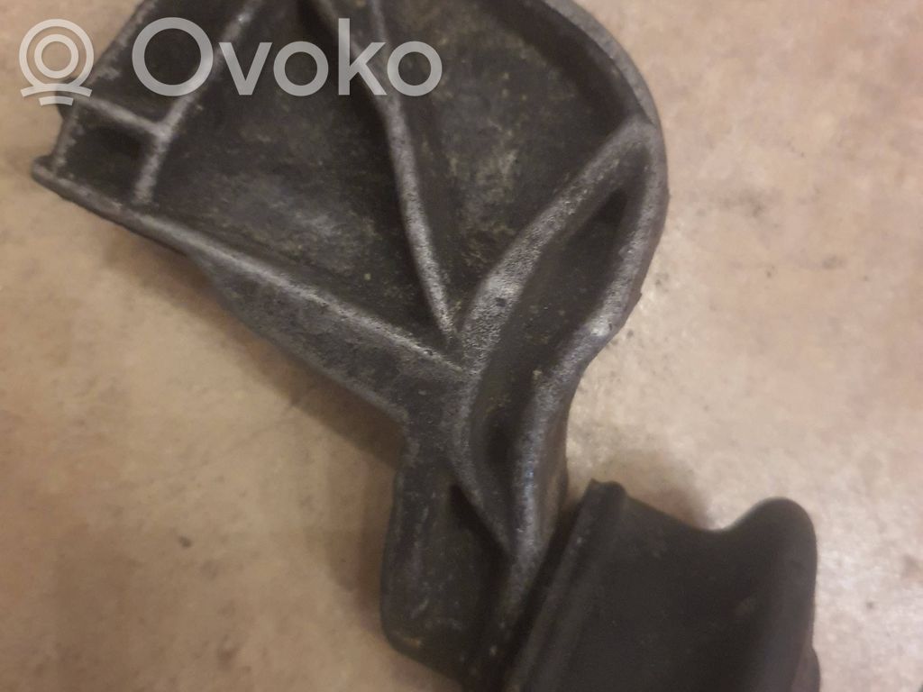 Volkswagen PASSAT B5 Engine mount bracket 