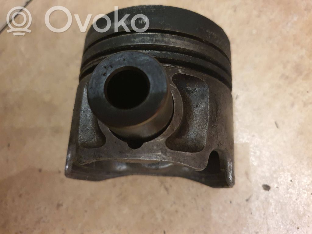 Volkswagen PASSAT B4 Piston 