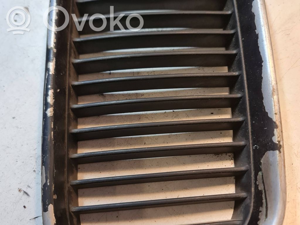 BMW 3 E36 Grotelės priekinės 