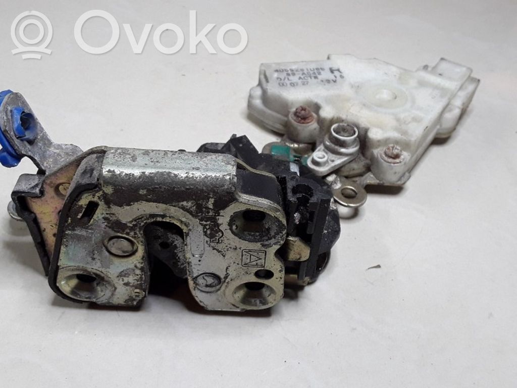 Nissan Almera Tino Zamek drzwi przednich 
