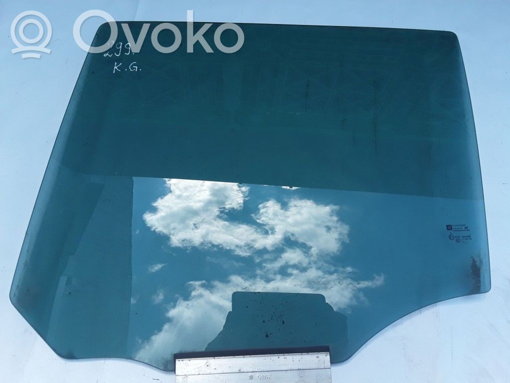 Opel Zafira B Luna de la puerta trasera 