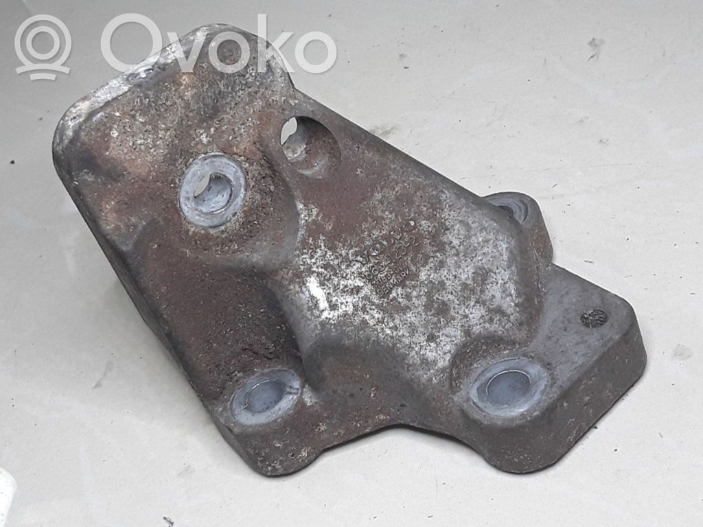 Volvo S60 Engine mounting bracket 