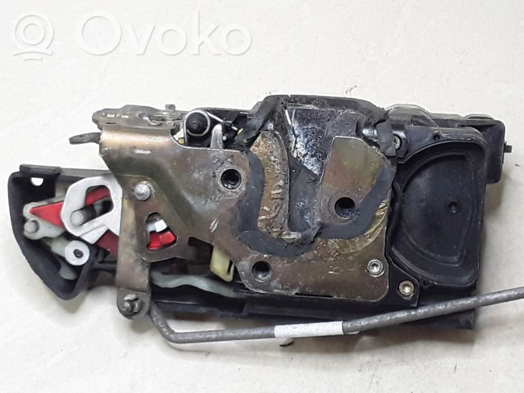 Opel Frontera B Priekšpusē slēdzene 
