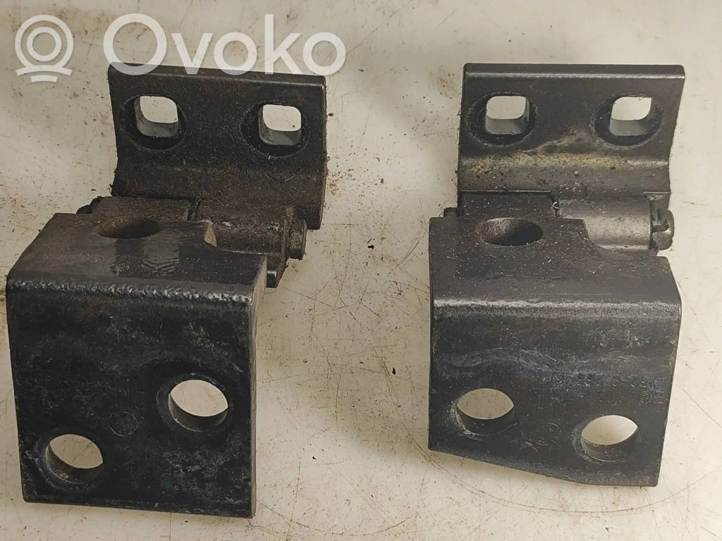 Rear door hinge set   8265163,8265167
