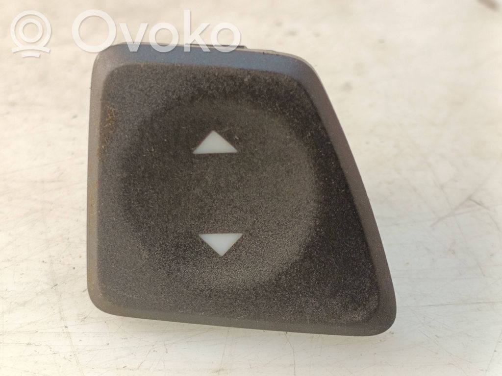 Electric window control switch   E30499