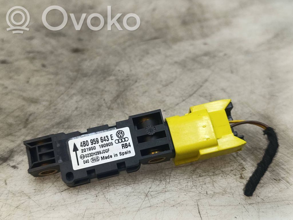 Volkswagen Touareg I Airbag deployment crash/impact sensor 
