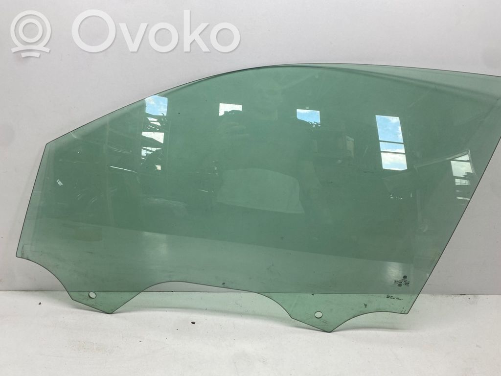 Toyota Verso Front door window glass four-door 